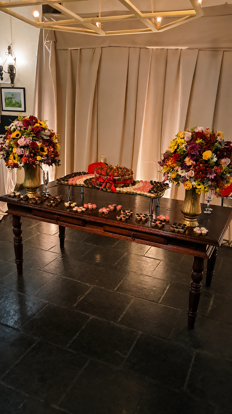 Mesa de doces preparada para casamento