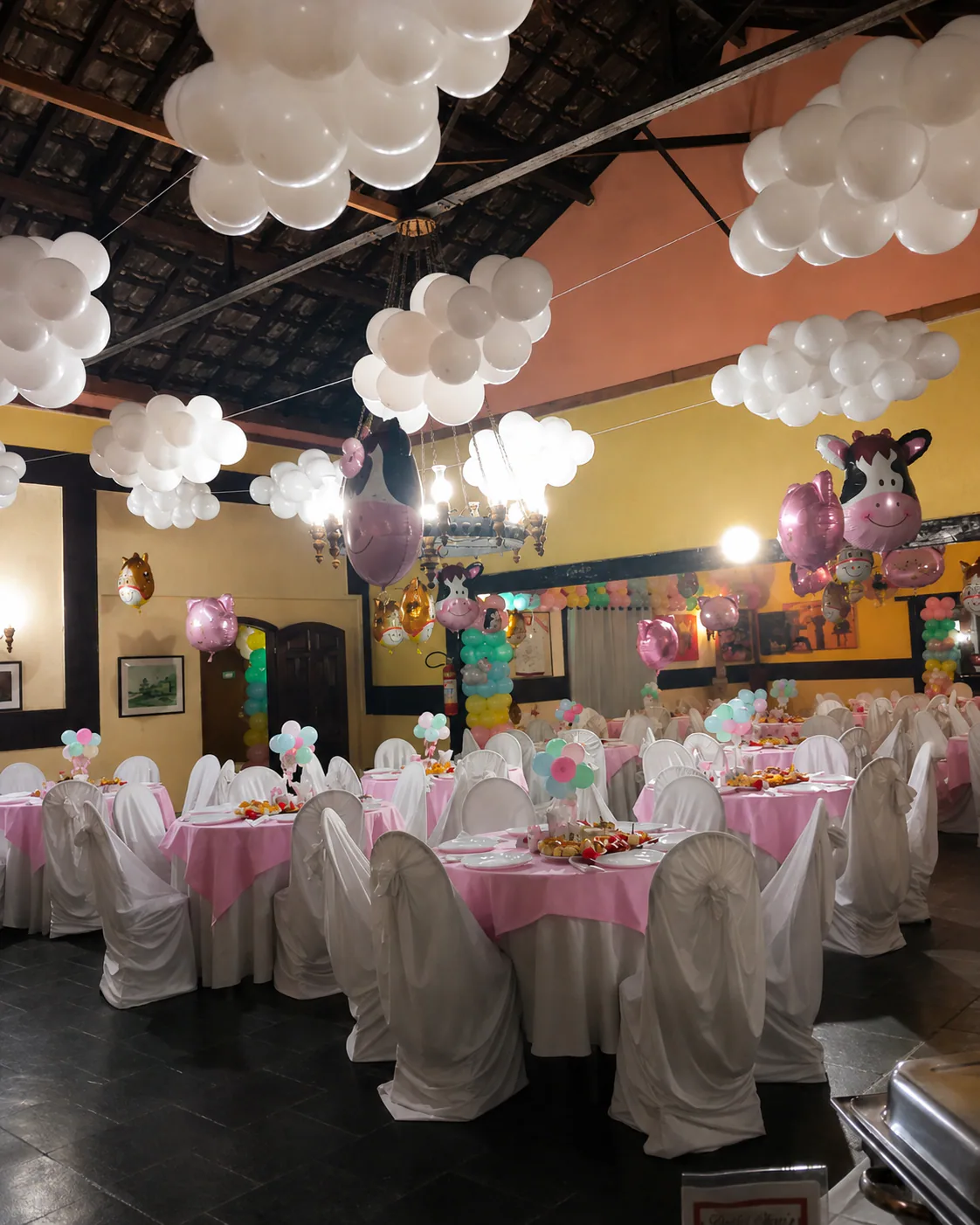 Salão preparado para festa infantil